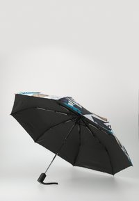 Parapluie noir avec une poignée courbée, présentant un motif graphique coloré sur la toile avec des accents bleus, noirs et beiges.