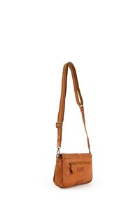 Brun læder crossbody taske med et vævet design på forsiden, justerbar skulderrem, lynlåslomme og glat overflade.