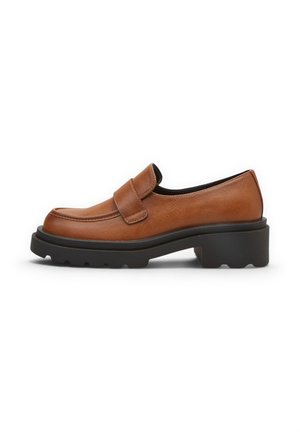 Mocassino in pelle marrone con suola spessa in gomma nera e tacco basso e massiccio, con una larga fascia sulla tomaia.