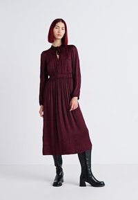 GAP LS SATIN MIDI DRS - Dienas kleita - noir red