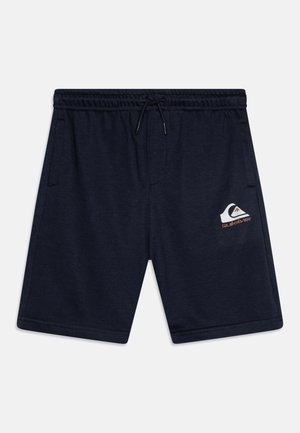 Mørkeblå sportsshorts lavet af blødt stof, med en elastisk talje med snoretræk, to sidelommer og et logo på venstre ben.
