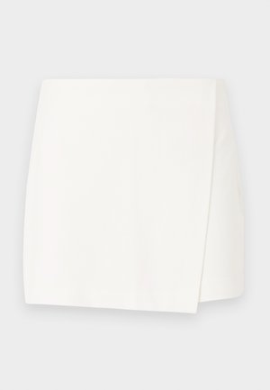 Fustă albă tip sarafan cu o textură netedă și un design simplu, cu un tiv înclinat. Fără modele vizibile sau detalii metalice.