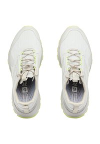Lichtgrijze sport schoenen met een gestructureerde bovenkant, reflecterende accenten en een felgele buitenzool. Voorzien van lichte veters en gevoerde zolen.