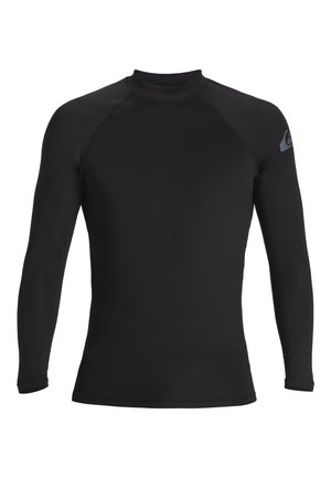 Czarna rash guard z długim rękawem i wysokim kołnierzem, wykonana z gładkiego, elastycznego materiału z małym logo na lewej stornie ramienia.
