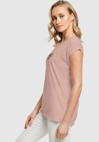 Merchcode FRIDA KAHLO SKELETON EXTENDED SHOULDER TEE - Marškinėliai su spaudiniu - duskrose