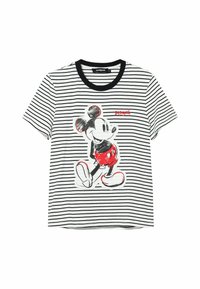 Camiseta a rayas en blanco y negro con un cuello redondo negro que presenta un gráfico de Mickey Mouse en pantalones cortos rojos y la palabra "Desigual."