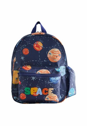 Tmavomodrý batoh s farebnými ilustráciami planét, označený názvami planét a predným vreckom vyšitým slovom "SPACE."