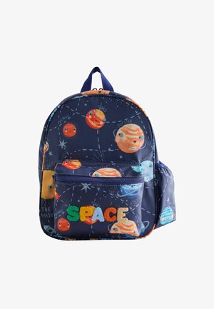 Granatowy plecak z kolorowymi ilustracjami planet, opisany nazwami planet oraz przednią kieszenią z wyhaftowanym słowem "SPACE."