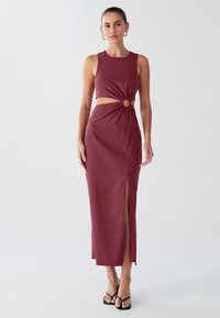 Vínové šaty bez rukávov s detailom skrútenia v páse, ktorý obsahuje kruhový výrez, bočný rozparok a hladkú textúru.