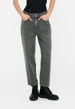 Grijze denim jeans met een losse pasvorm, rechte pijpen, hoge taille, voorzien van voorzakken en een subtiele gestructureerde textuur, gedragen met zwarte combatboots.