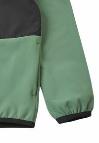 Grüne und schwarze Jacke mit einer glatten, matten Textur; elastische Bündchen; und einem farblich blockierten Design mit umgeschlagenem Kragen.