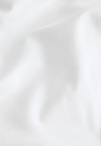 Tessuto bianco con una texture liscia e leggere pieghe, caratterizzato da un motivo a tessitura semplice che riflette la luce in modo delicato.