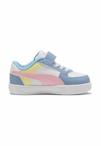Lekkie dziecięce sneakersy w niebieskim, białym i różowym skórze z żółtym akcentem, wyposażone w rzep i teksturowaną gumową podeszwę.