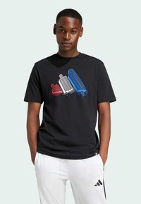 Camiseta de algodón negra con un diseño gráfico de tres helados en rojo, blanco y azul. Manga corta y cuello redondo.