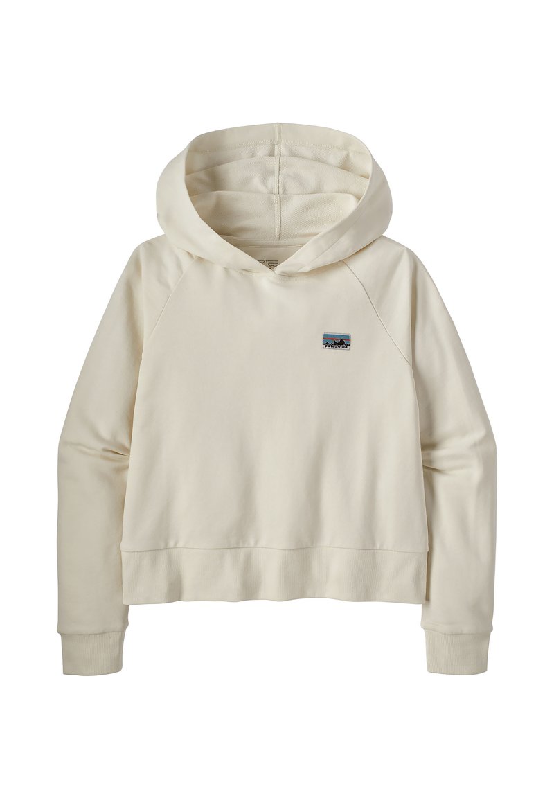 Sudadera recortada de color crema con capucha ajustable, mangas raglán y un pequeño logo de montaña. Tejido suave y liso con puños acanalados.