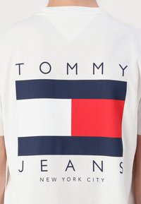 Tommy Jeans FLAG GRAPH - Apdrukāts T-krekls - ecru