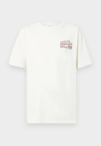 Λευκό βαμβακερό T-shirt με κοντά μανίκια και στρογγυλή λαιμόκοψη. Διαθέτει πολύχρωμο γραφικό σχέδιο στην αριστερή πλευρά του στήθους, που γράφει "FOREST HILLS FROG JAM."