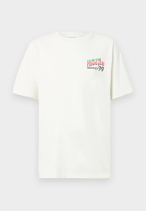Bijela pamučna majica s kratkim rukavima i okruglim izrezom. Ima višebojni grafički print na lijevoj strani prsnog dijela s natpisom "FOREST HILLS FROG JAM."