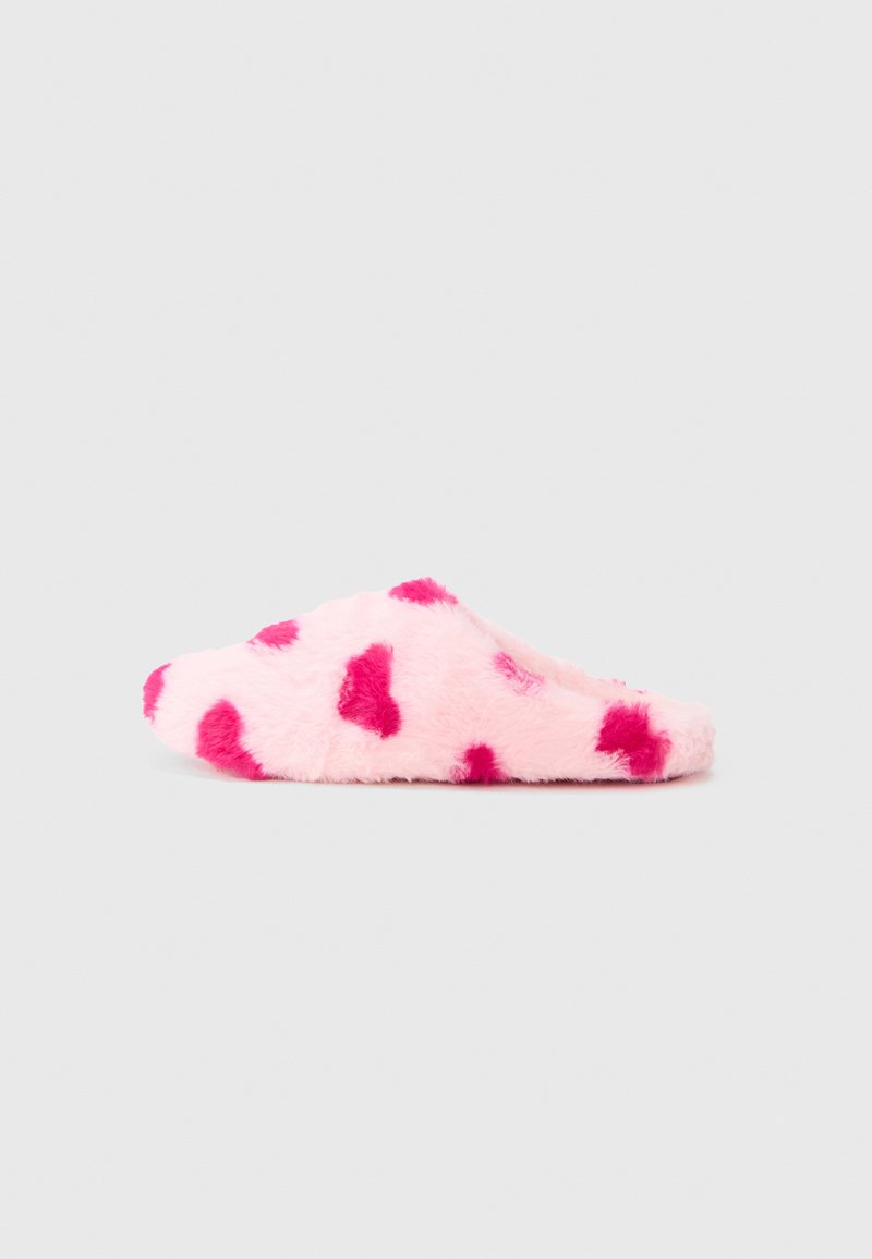 Pantofole rosa pelose con cuori rosa scuri, dotate di design aperto e texture morbida, che offrono un aspetto casual e accogliente.