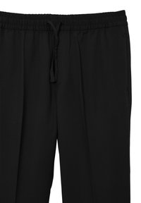Pantaloni neri, larghi, realizzati in tessuto morbido, con una vita elastica e cordino di regolazione, e dettagli di piega frontale.