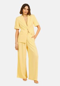 Nevybrané, yellow