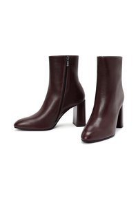 Bordeaux leren enkellaarsjes met een spitse neus, zijrits en chunky hak. Gladde textuur met minimale afwerking.
