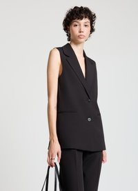 Blazer noir sans manches avec un col en V profond, deux poches avant et deux boutons. Tissu lisse avec une silhouette cintrée.