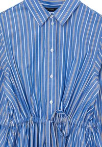 Blau gestreiftes Hemd mit Kragen, das vertikale weiße und braune Streifen aufweist, einen Knopfverschluss hat und eine elastische Taillenbindung verfügt.