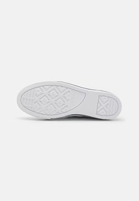 Suela de zapatilla blanca con un patrón geométrico texturizado. Material de goma suave con una punta redondeada y bordes reforzados.