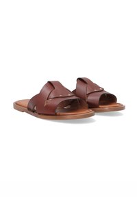 Bruine leren sandalen met een open teenontwerp, voorzien van gekruiste banden en kleine gouden hardware-accenten op de bovenkant. Platter zool.