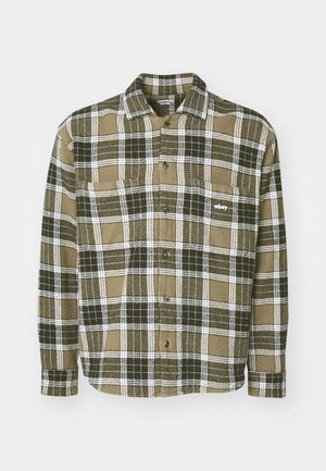 Camisa de franela a cuadros verdes y blancos, con un cierre frontal de botones, dos bolsillos en el pecho y un pequeño logo en el bolsillo izquierdo.