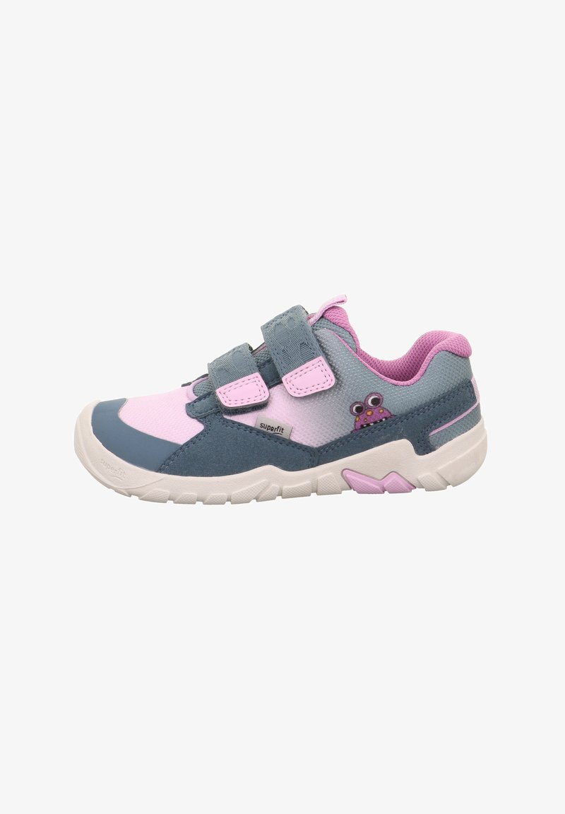 Kinder Sportschuhe in Blau, Rosa und Weiß. Verfügt über zwei Klettverschlussriemen, Material aus Wildleder und Mesh, strukturiertes Sohlenprofil und Froschdesign-Details.