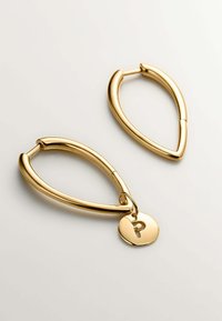 Pendientes de aro en tono dorado con forma de lágrima, que presentan una superficie lisa y un charm circular unido con un recorte de la letra "P".
