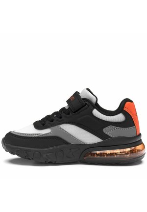 Sneaker sportiva nera, bianca, grigia e arancione con lacci anteriori, strap in Velcro, pannelli in mesh e suola visibile con cuscinetto d'aria.