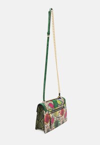 Crossbody taske i flerfarvet slangeskind med en struktureret form, grønne og gyldne kædeaccenter samt en lynlåslomme foran.