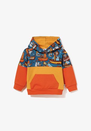 Bluza z kapturem w kolorach niebieskim, pomarańczowym i żółtym. Posiada morski wzór z łodziami, kieszeń kangurka oraz ściągacze przy rękawach. Wykonana z miękkiego materiału.