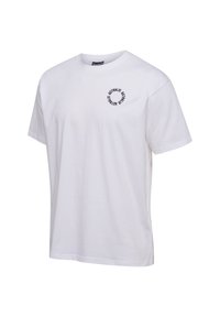 Vit bomulls t-shirt med korta ärmar och rund halsringning. Har svart broderad text i ett cirkulärt mönster på framsidan.