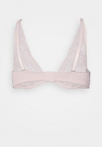 Bralette em renda em rosa suave com copas triangulares, alças ajustáveis e fecho de gancho. Apresenta renda floral delicada e faixa inferior suave.