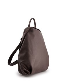 Sac à dos en cuir marron avec une surface texturée, de forme triangulaire, une poignée supérieure et une bandoulière réglable. La fermeture éclair est visible.