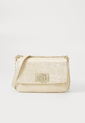 Sac à main métallique doré avec une finition texturée, de forme rectangulaire et fermeture à rabat. Doté d'une chaîne en or et d'un accent logo à l'avant.