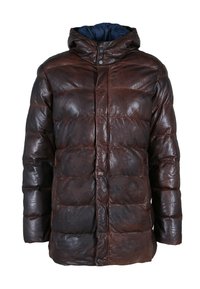 Chaqueta de plumas de piel marrón con capucha. Presenta un forro interior azul marino, paneles cosidos y cierres de botón a presión. Textura suave.