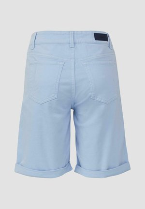Pantaloni shorts in denim azzurro chiaro con un taglio classico, dotati di risvolti, due tasche posteriori e un'etichetta scura sulla vita.