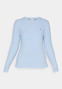 Jasnoniebieski sweter w splot warkoczowy z okrągłym dekoltem i długimi rękawami. Posiada prążkowane mankiety i dół oraz małe logo na piersi.