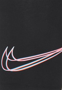 Svart sporttyg med en slät struktur som har en flerfärgad Nike-swoosh-logotyp i rött och blått linjärt mönster.