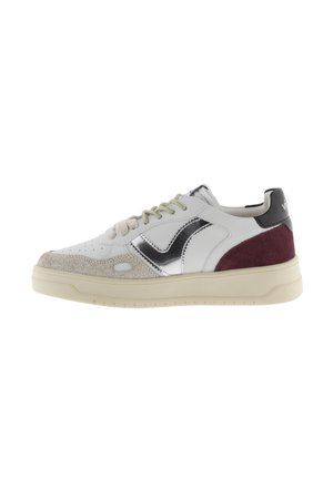 Sneakers con tomaia in pelle bianca, dettagli in suede grigio e pannello color marsala. Presentano una punta texturizzata e un dettaglio del logo metallico, con una suola spessa.