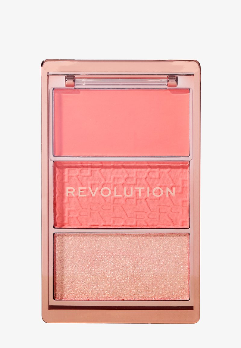Paleta de rubor con tres secciones: crema rosa claro, polvo coral mate y iluminador melocotón brillante. Estuche transparente con acentos en dorado rosado.