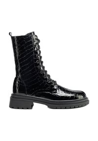Černá lesklá vojenská kotníková bota z umělé krokodýlí kůže s předním zavazováním na tkaničky, poutkem na patě a robustní drážkovanou podešví.