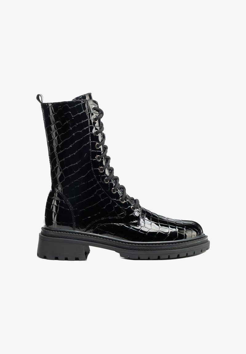 Černá lesklá vojenská kotníková bota z umělé krokodýlí kůže s předním zavazováním na tkaničky, poutkem na patě a robustní drážkovanou podešví.