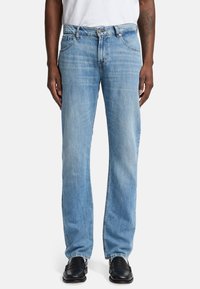 Hellblaue Denim-Jeans mit geradem Bein, ausgestattet mit fünf Taschen, silberfarbenen Beschlägen und kontrastierenden Nähdetails.