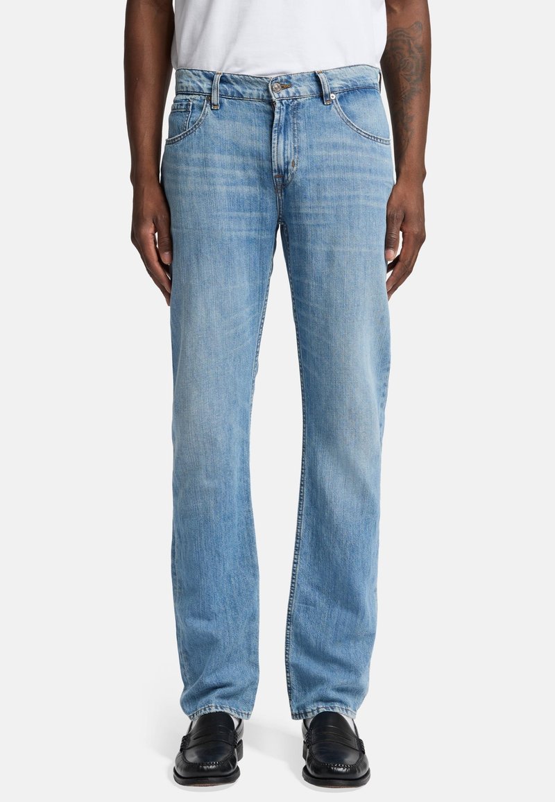 Hellblaue Denim-Jeans mit geradem Bein, ausgestattet mit fünf Taschen, silberfarbenen Beschlägen und kontrastierenden Nähdetails.
